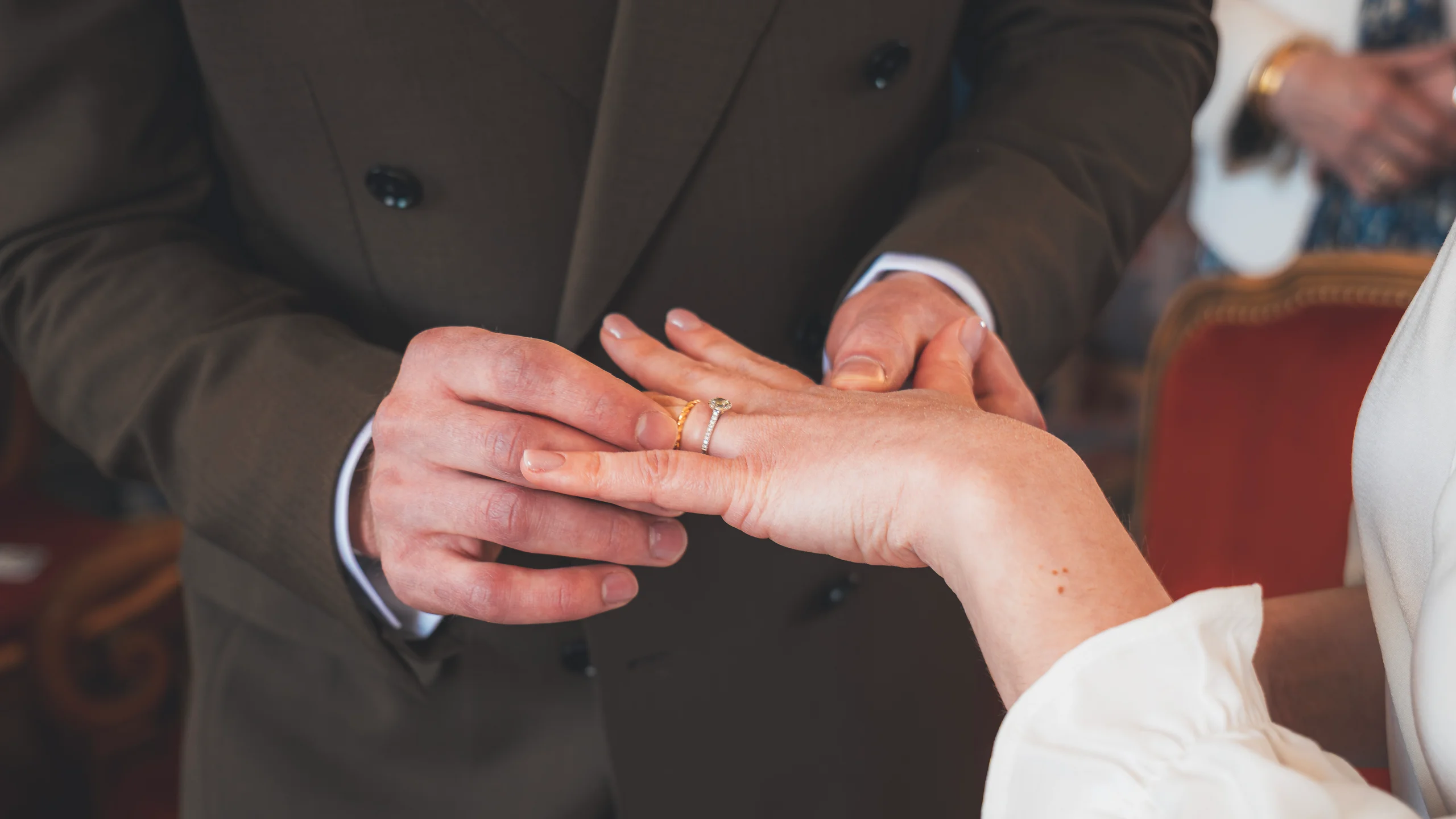 Mariage de Morgane et Nicolas. Alliance au doigt